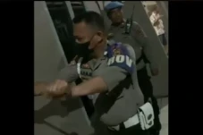 Asyik Lucuti Baju Janda...
