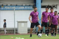 Diserang Netizen Indonesia,...