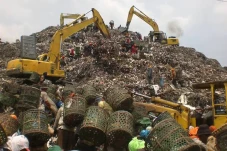 Tumpukan Sampah di TPST...