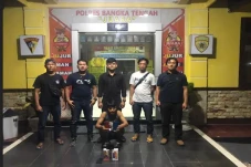 Asyik Tunggu Makanan...