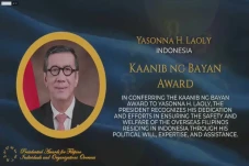 Terima Penghargaan dari...