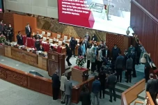 Jatuh di Rapat Paripurna...