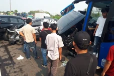 4 Kendaraan Tabrakan...