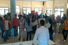 Emak-emak Geruduk Balai...