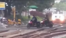 Menantang Maut! 3 Pemotor...