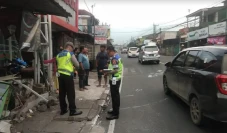 Angkot Ditabrak Terios,...