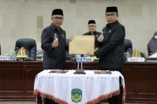 Budiman Serahkan Ranperda...