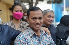 Minta Maaf dan Menangis,...