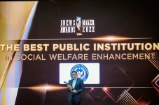 Raih iNews Maker Awards...
