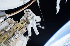Ngeri, Astronot Terancam...