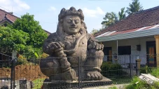 Melihat 2 Arca Dwarapala...