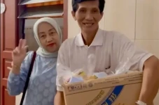 Viral! Ibu Kos Bagi-Bagi...