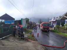 Truk Tangki Pengangkut...