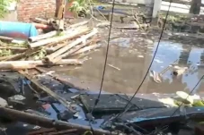 Diterjang Gelombang...