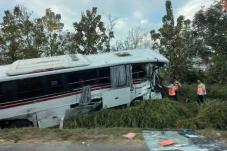 Bus Primajasa Tabrak...