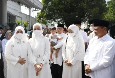 Pamit ke Tanah Suci,...