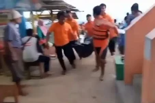 Terseret Ombak Pantai...
