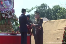 Presiden Jokowi Potong...