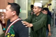 Sebar Berita Bohong,...