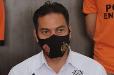 Dua Kelompok Bertikai...