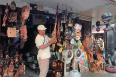 Jualan Barang Antik,...