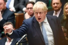 Melawan, Boris Johnson...