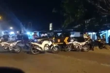 Polisi Bersenjata Lengkap...