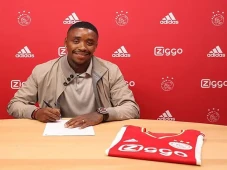 Ajax Boyong Steven Bergwijn...