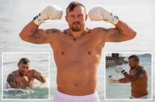 Oleksandr Usyk Berenang...