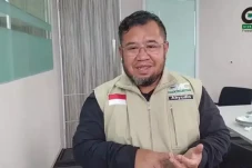 Hampir Tengah Malam...