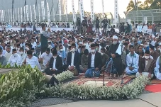 Kenakan Jas Hitam dan...