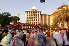 Ribuan Jamaah Sholat...