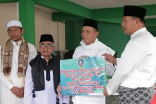 Gubernur Ansar Serahkan...