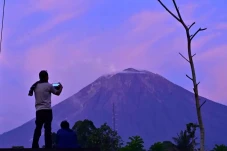 Gunung Semeru Mengalami...
