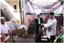 Pemkot Jaktim Berikan...