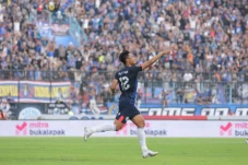 Arema Habis-habisan...