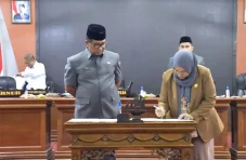 DPRD Sulbar Sahkan Ranperda...