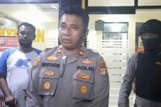 Tenteng Senjata Tajam,...