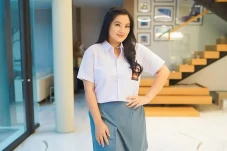 Pakai Seragam SMA, Titi...