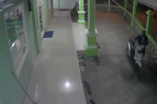 Panjat Pagar Masjid,...