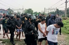 Gerebek Kampung Bahari,...