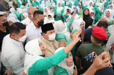 Di Kongres Fatayat NU,...