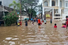 Ragam Kisah Warga Kembangan...