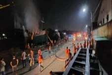 Dua Kapal Terbakar di...