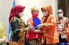 Bupati Winarti Raih...
