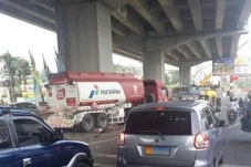Viral, Truk Tangki Tabrak...