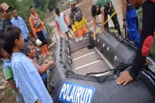 Jembatan Gantung Penghubung...