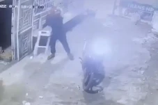 Aksi Pemotor Curi Kotak...
