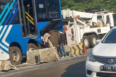 Tabrak Separator, Begini...