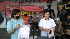 Mengaku Orang Sakti,...